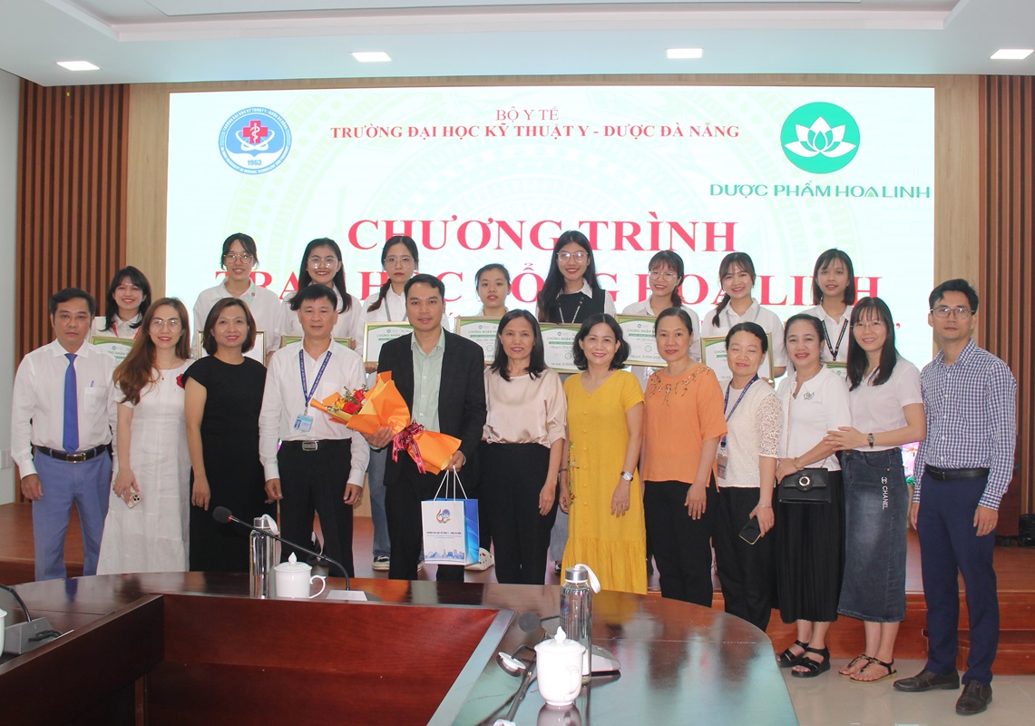 Da Nang University of Medical Technology and Pharmacy  cooperated with Hoa Linh Pharmacy Company to organize the Hoa Linh scholarship program "Da Huong joins hands with future female physicians"